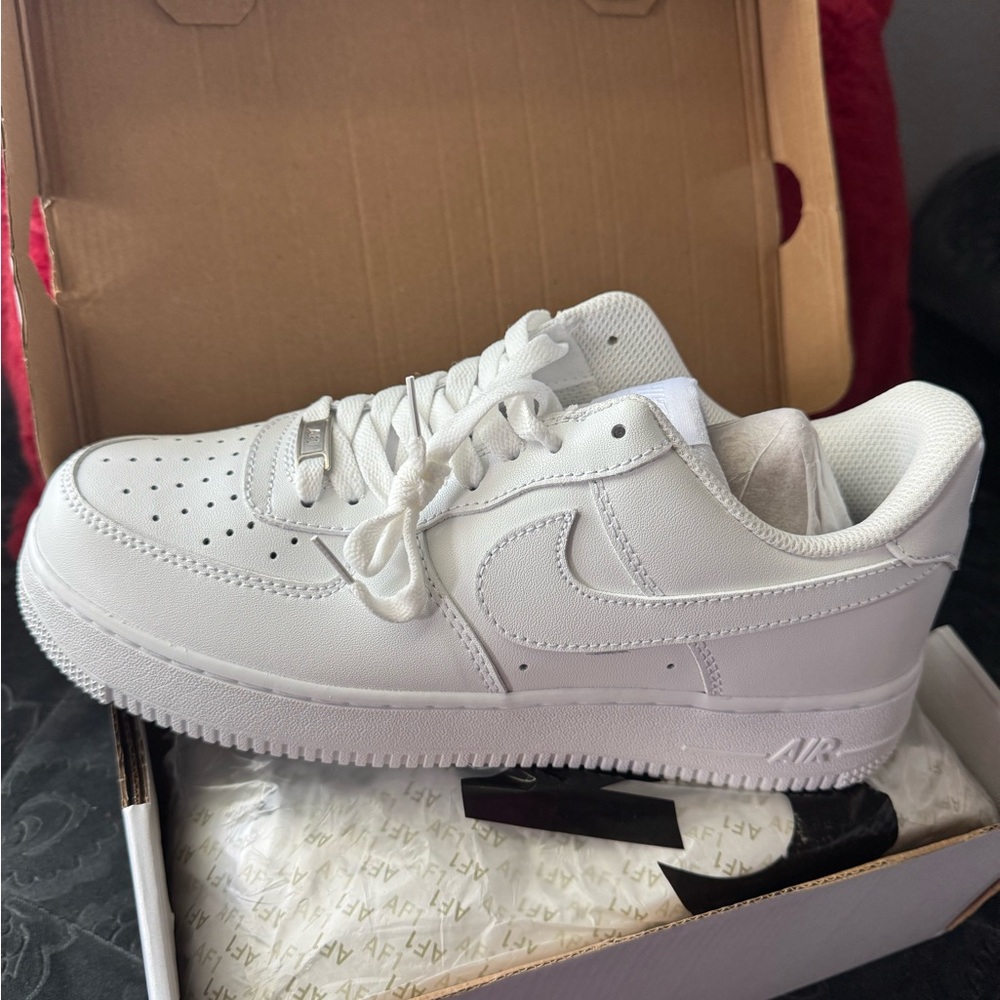 Air Force 1 in Crisp White - Picture 2 of 4
